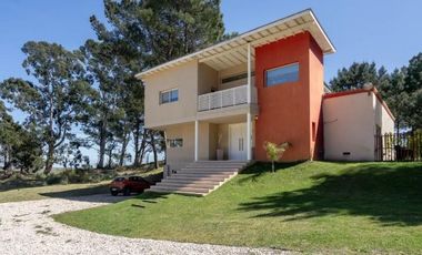 Casa de 4 Dormitorios y 2 baños c/ Piscina Climatizada - Costa Esmeralda