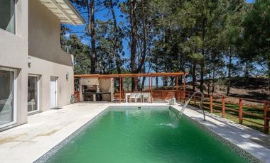 Casa de 4 Dormitorios y 2 baños c/ Piscina Climatizada - Costa Esmeralda