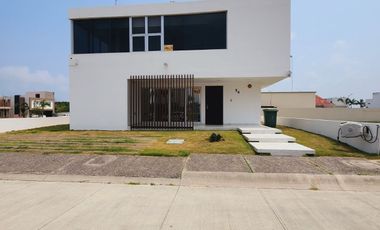 Casa en VENTA muy amplia fraccionamiento Río del Dorado