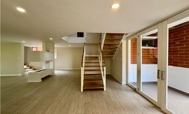 APARTAMENTO REMODELADO EN EL POBLADO