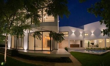 CASA EN VENTA PRIVADA BOSQUES DE ALTABRISA MERIDA 5 RECAMARAS ESTUDIO Y ALBERCA
