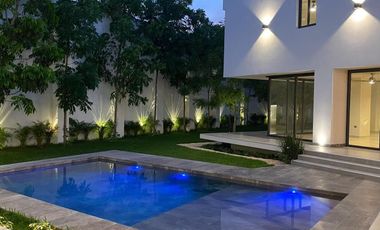 CASA EN VENTA PRIVADA BOSQUES DE ALTABRISA MERIDA 5 RECAMARAS ESTUDIO Y ALBERCA