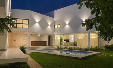 CASA EN VENTA PRIVADA BOSQUES DE ALTABRISA MERIDA 5 RECAMARAS ESTUDIO Y ALBERCA