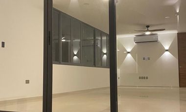 CASA EN VENTA PRIVADA BOSQUES DE ALTABRISA MERIDA 5 RECAMARAS ESTUDIO Y ALBERCA