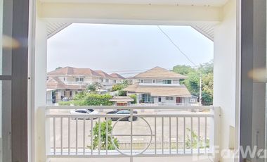 Get Rich Quick with a 300 sqm House in Richy Rich Land!