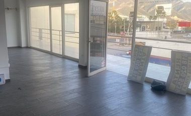 Excelente local en plaza comercial Carretera Nacional