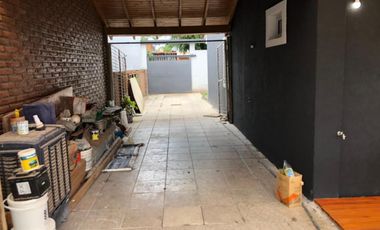 Casa  chalet- venta City Bell  parque pileta lote 10,50 x 46