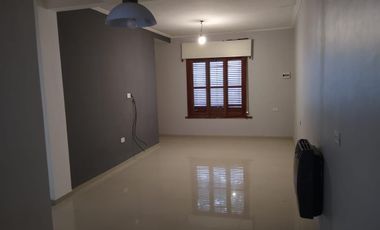 Casa  chalet- venta City Bell  parque pileta lote 10,50 x 46