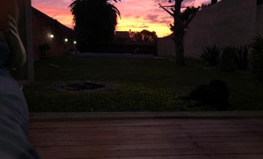 Casa  chalet- venta City Bell  parque pileta lote 10,50 x 46