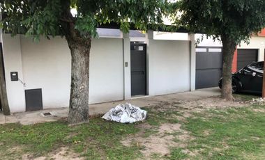 Casa  chalet- venta City Bell  parque pileta lote 10,50 x 46