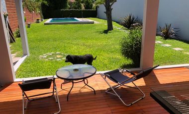 Casa  chalet- venta City Bell  parque pileta lote 10,50 x 46