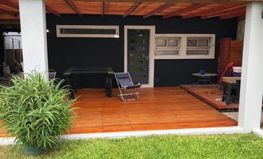 Casa  chalet- venta City Bell  parque pileta lote 10,50 x 46