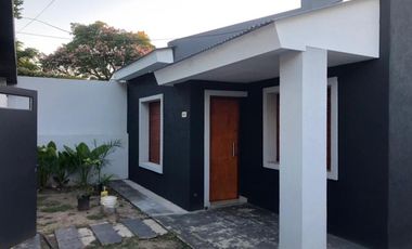 Casa  chalet- venta City Bell  parque pileta lote 10,50 x 46