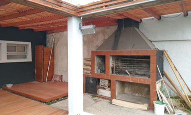 Casa  chalet- venta City Bell  parque pileta lote 10,50 x 46