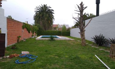 Casa  chalet- venta City Bell  parque pileta lote 10,50 x 46