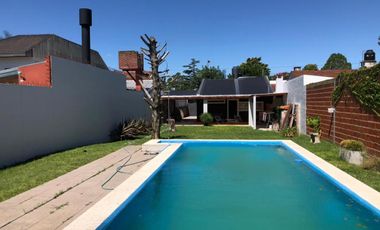 Casa  chalet- venta City Bell  parque pileta lote 10,50 x 46