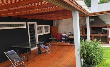 Casa  chalet- venta City Bell  parque pileta lote 10,50 x 46