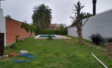 Casa  chalet- venta City Bell  parque pileta lote 10,50 x 46