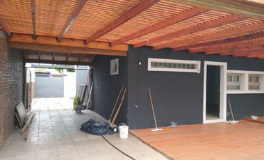 Casa  chalet- venta City Bell  parque pileta lote 10,50 x 46