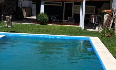 Casa  chalet- venta City Bell  parque pileta lote 10,50 x 46