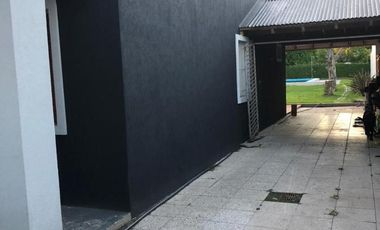 Casa  chalet- venta City Bell  parque pileta lote 10,50 x 46