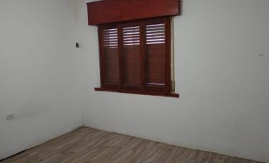 Casa  chalet- venta City Bell  parque pileta lote 10,50 x 46