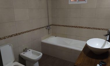 Casa  chalet- venta City Bell  parque pileta lote 10,50 x 46