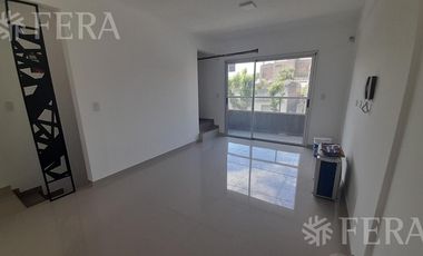 Venta de Departamento triplex de 3 ambientes con cochera y patio en Wilde (30408)