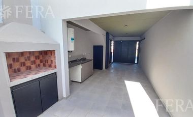 Venta de Departamento triplex de 3 ambientes con cochera y patio en Wilde (30408)
