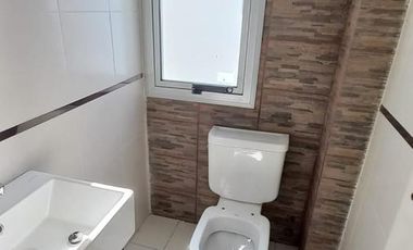 Venta de Departamento triplex de 3 ambientes con cochera y patio en Wilde (30408)
