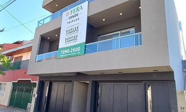 Venta de Departamento triplex de 3 ambientes con cochera y patio en Wilde (30408)