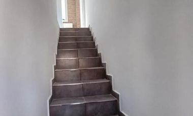 Venta de Departamento triplex de 3 ambientes con cochera y patio en Wilde (30408)