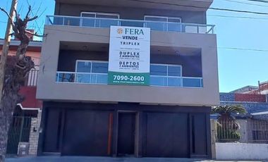 Venta de Departamento triplex de 3 ambientes con cochera y patio en Wilde (30408)
