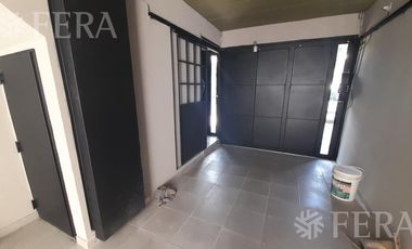 Venta de Departamento triplex de 3 ambientes con cochera y patio en Wilde (30408)