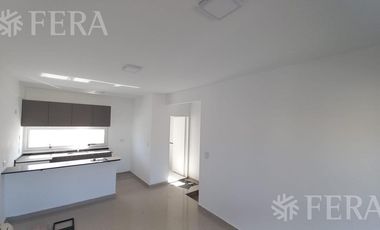 Venta de Departamento triplex de 3 ambientes con cochera y patio en Wilde (30408)