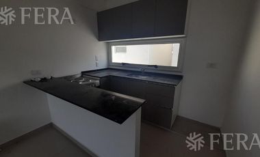 Venta de Departamento triplex de 3 ambientes con cochera y patio en Wilde (30408)