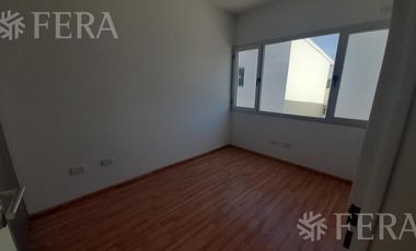 Venta de Departamento triplex de 3 ambientes con cochera y patio en Wilde (30408)