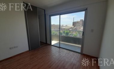Venta de Departamento triplex de 3 ambientes con cochera y patio en Wilde (30408)