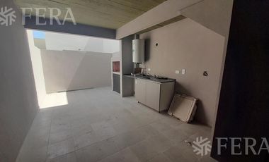 Venta de Departamento triplex de 3 ambientes con cochera y patio en Wilde (30408)