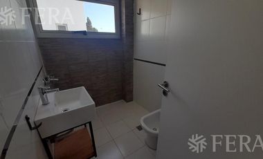 Venta de Departamento triplex de 3 ambientes con cochera y patio en Wilde (30408)