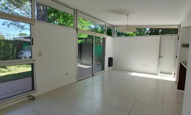 Casa  venta Villa Elisa 2 dormitorios cocheras parque asfalto servicios