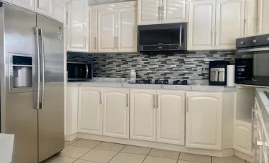 Residencia en Renta en Loma Dorada, Ensenada – Amplio Patio y Seguridad 24/7
