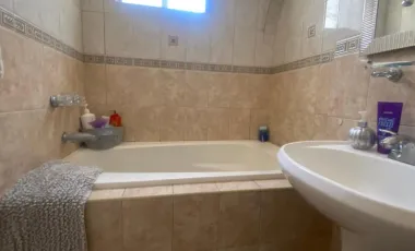 Residencia en Renta en Loma Dorada, Ensenada – Amplio Patio y Seguridad 24/7