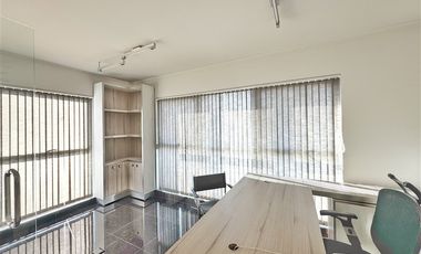 Oficina en Arriendo en Excelente conectividad!! Remodelada!