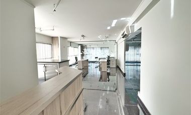 Oficina en Arriendo en Excelente conectividad!! Remodelada!