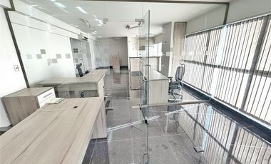 Oficina en Arriendo en Excelente conectividad!! Remodelada!