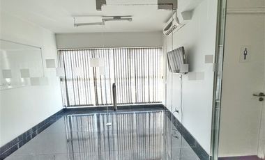 Oficina en Arriendo en Excelente conectividad!! Remodelada!