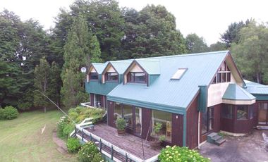Espectacular casa sureña en Parque Ivian, Puerto Varas