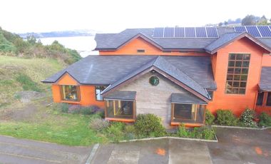 Gran y hermosa casa en Chiloé con vista al mar, orilla y piscina techada