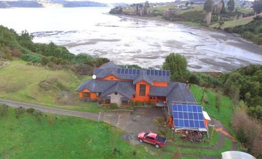 Gran y hermosa casa en Chiloé con vista al mar, orilla y piscina techada